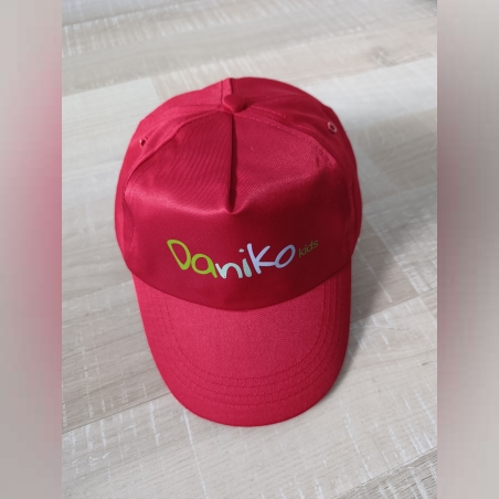 Шапка с козирка в червено