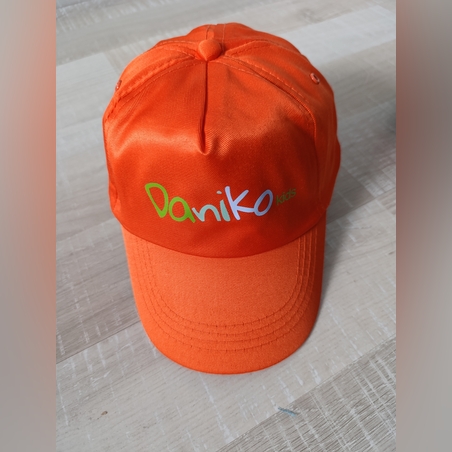 Шапка с козирка в оранжево