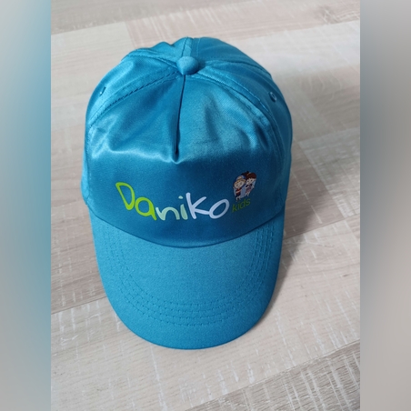 Шапка с козирка в светло синьо