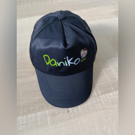 Шапка с козирка в тъмно синьо