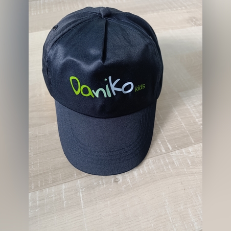 Шапка с козирка в тъмно синьо