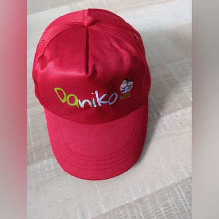 Шапка с козирка в червено