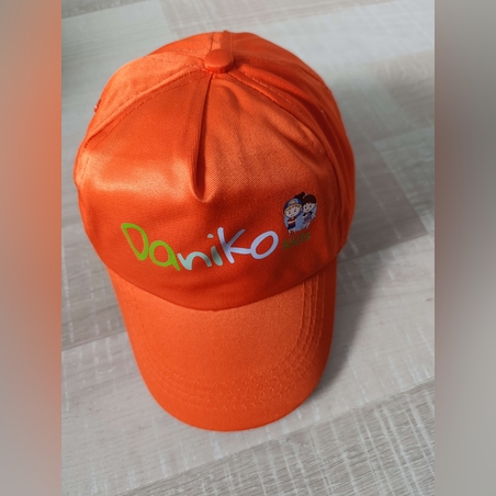 Шапка с козирка в оранжево