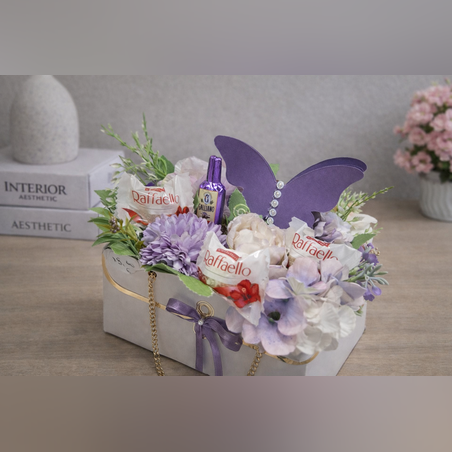 Луксозна подаръчна кутия с цветя и сладки изкушения