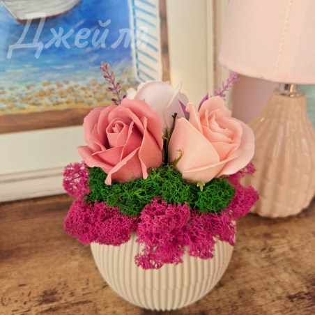 Кашпа със сапунени рози и скандинавски мъх