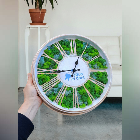 Винтидж часовник със скандинавски мъх