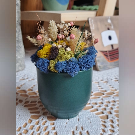 Зелена кашпа със скандинавски мъх