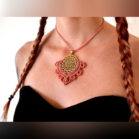 Ръчно плетено колие