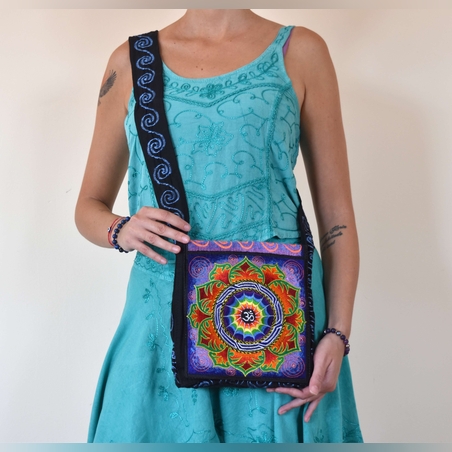 Ръчно бродирана чанта 