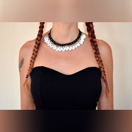 Ръчно плетено колие с миди Каури