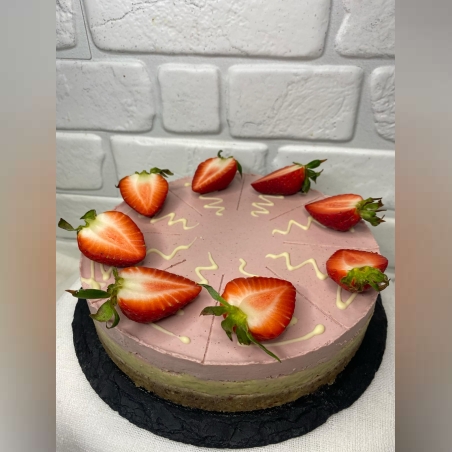 ТОРТА С ЯГОДИ, БЯЛ ШОКОЛАД И ШАМ ФЪСТЪК