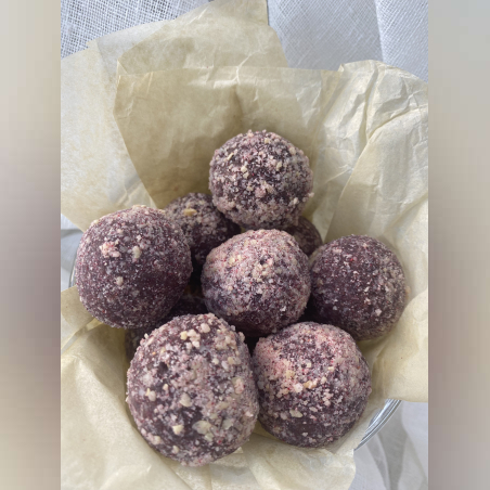 БОНБОНИ С ОРЕХИ И ЧЕРВЕНИ БОРОВИНКИ