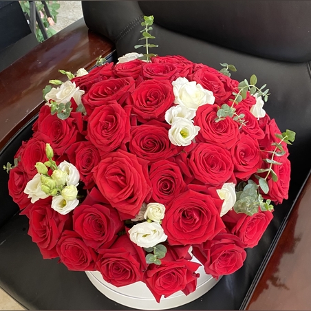 Елегантна кутия с рози