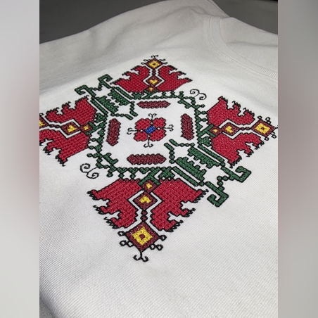 Тениска с шевица „Пазителка“