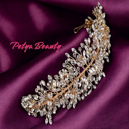 Нежна тиара с кристали в златист цвят