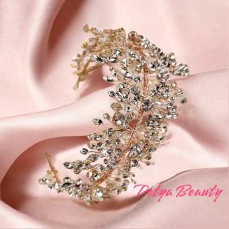 Нежна тиара с камъни и кристали