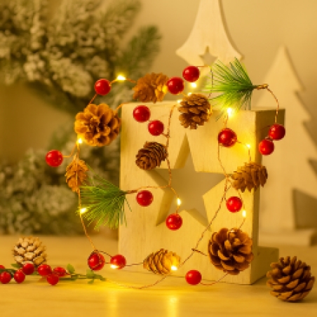 Светеща коледна украса с LED светлини шишарки и борови клонки
