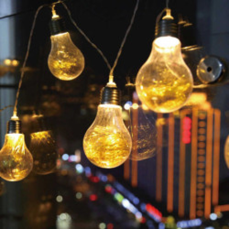 Празнични LED светлини с формата на крушка разположени на гъвкаво въже