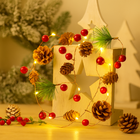 Светеща коледна украса с LED светлини шишарки и борови клонки