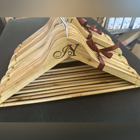 Дървени персонализирани закачалки с лого
