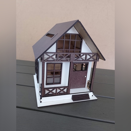 Дървена луксозна касичка във форма на къщичка