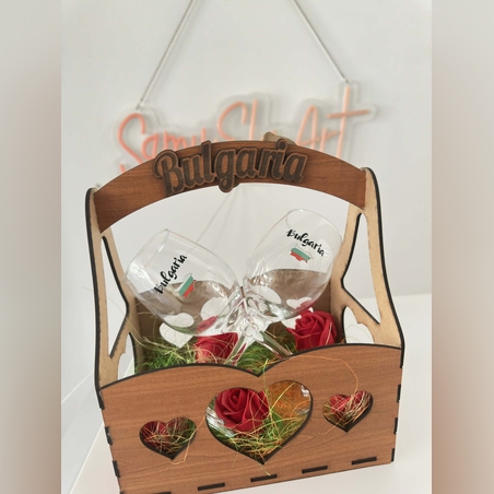 Дървена касетка с надпис + 2 гравирани винени чаши + сапунени рози