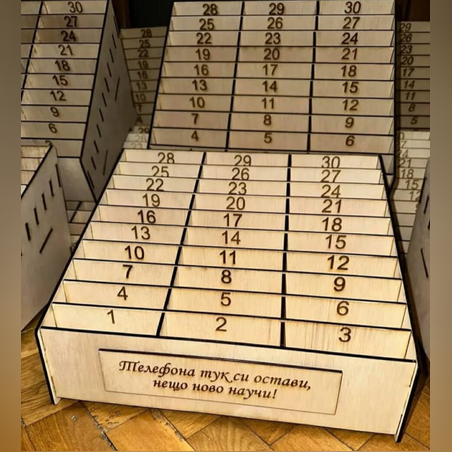 Дървена стойка за телефони 1–30 (класна стая)