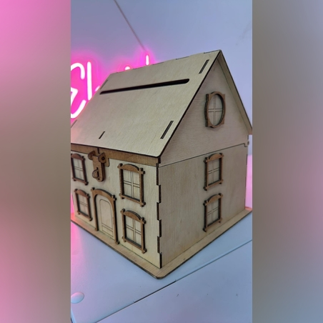 Дървена касичка Къщичка с прозорци