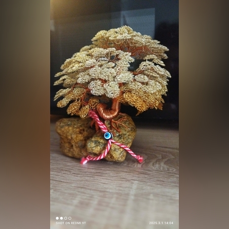 Бонсай от тел,камък и дърво
