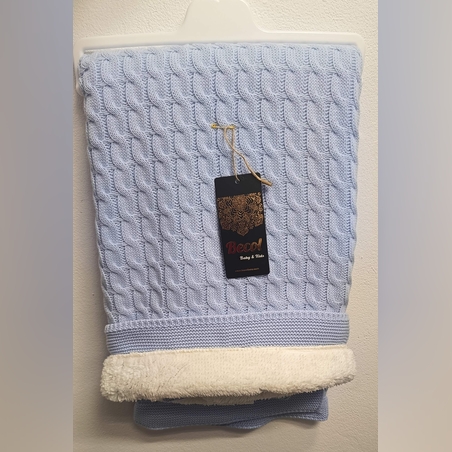 Меко одеяло с пухкава подплата в син цвят