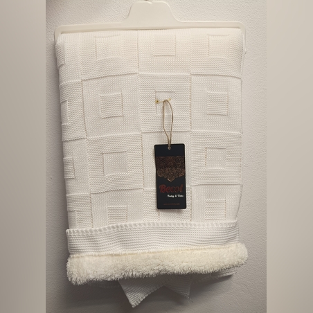 Меко одеяло с пухкава подплата в бял цвят