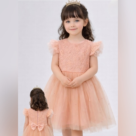 Рокля с тюл и перли в прасковен цвят