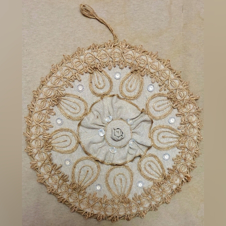 Пано за окачване с лен и юта