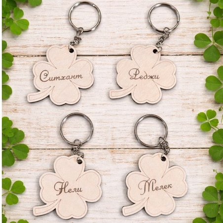 Персонализиран дървен ключодържател „Детелина за късмет“
