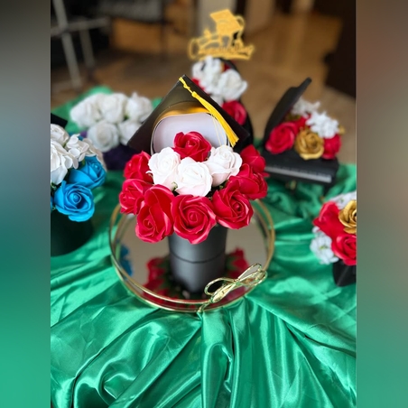 Малки луксозни букети за абитуриенти