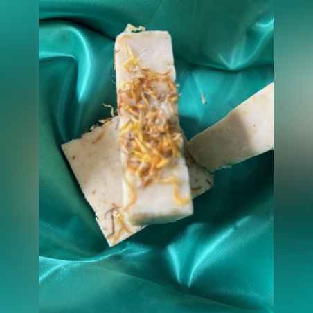 натурален сапун Слънце и Невен – ръчно направен сапун със сухо козе мляко и куркума