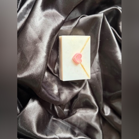 Ръчно изработен сапун във формата на плик със сърце, създаден специално за Свети Валентин.