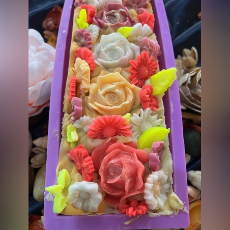 Градината Мажорел – арт сапун с флорална композиция