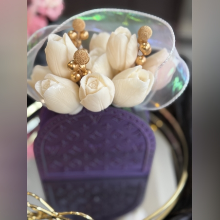 Луксозен букет от бели лалета