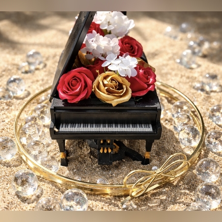 Луксозен букет пиано декорирано с пластични рози