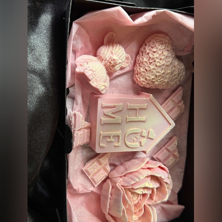 Сет за Свети Валентин от ръчно изработени сапуни, създаден с любов и внимание към всеки детайл.