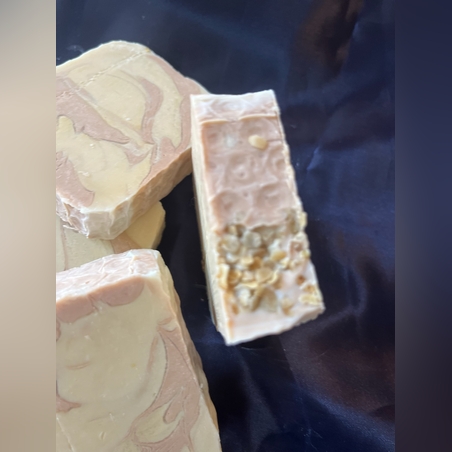 натурален сапун с розова глина, мед, овес и алое вера