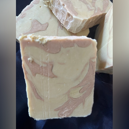 Натурален сапун с розова глина, мед, овес и алое вера Поглези кожата си с лукс от природата!