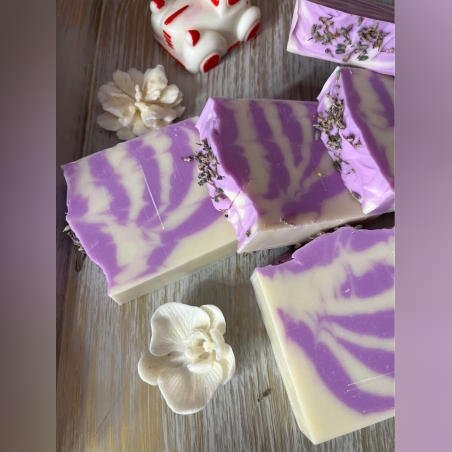 Ръчно изработен сапун с лавандула, кокос, козе мляко, карите, копринени нишки и какао