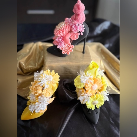 Малка луксозна обувка декорирана с пластични рози бъди различен подари уникален букет