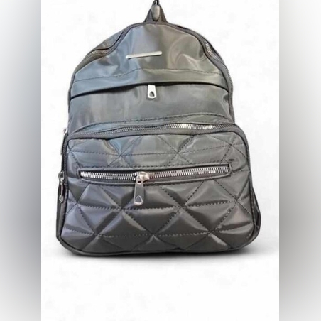 Регулируема дамска раница с цип – удобна и стилна.