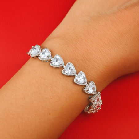 Елегантна гривна със сърчица и бели блестящи камъчета по цялата дължина