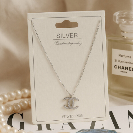 Сребърно колие с елегантна висулка – стил и блясък за всякакъв повод