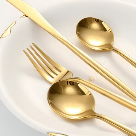 Комплект прибори за хранене 24 части в златист цвят с луксозен дизайн и магнитна кутия – подходящ за подарък и стилна трапеза.