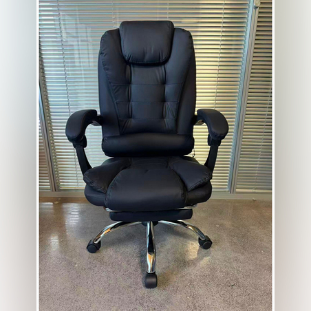 Ергономичен въртящ се офис стол с масаж функция и поставка за крака за удобна работа и почивка у дома или в офиса.